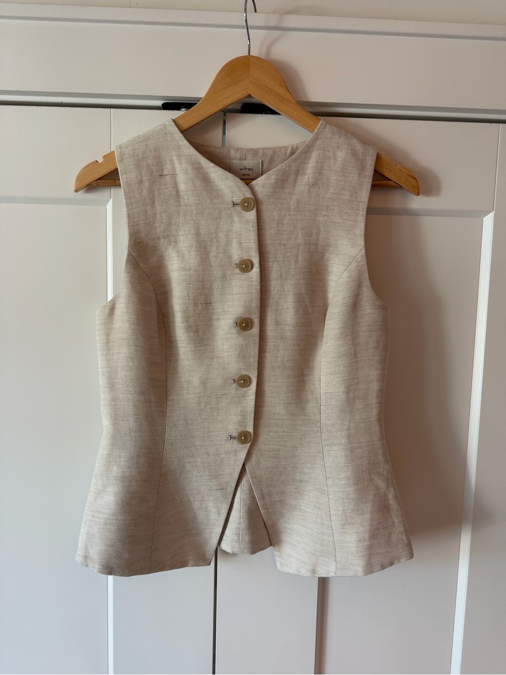 ARITZIA Wilfred Regal Vest - PowerLinen™  
 Tailored Button-Front Vest
